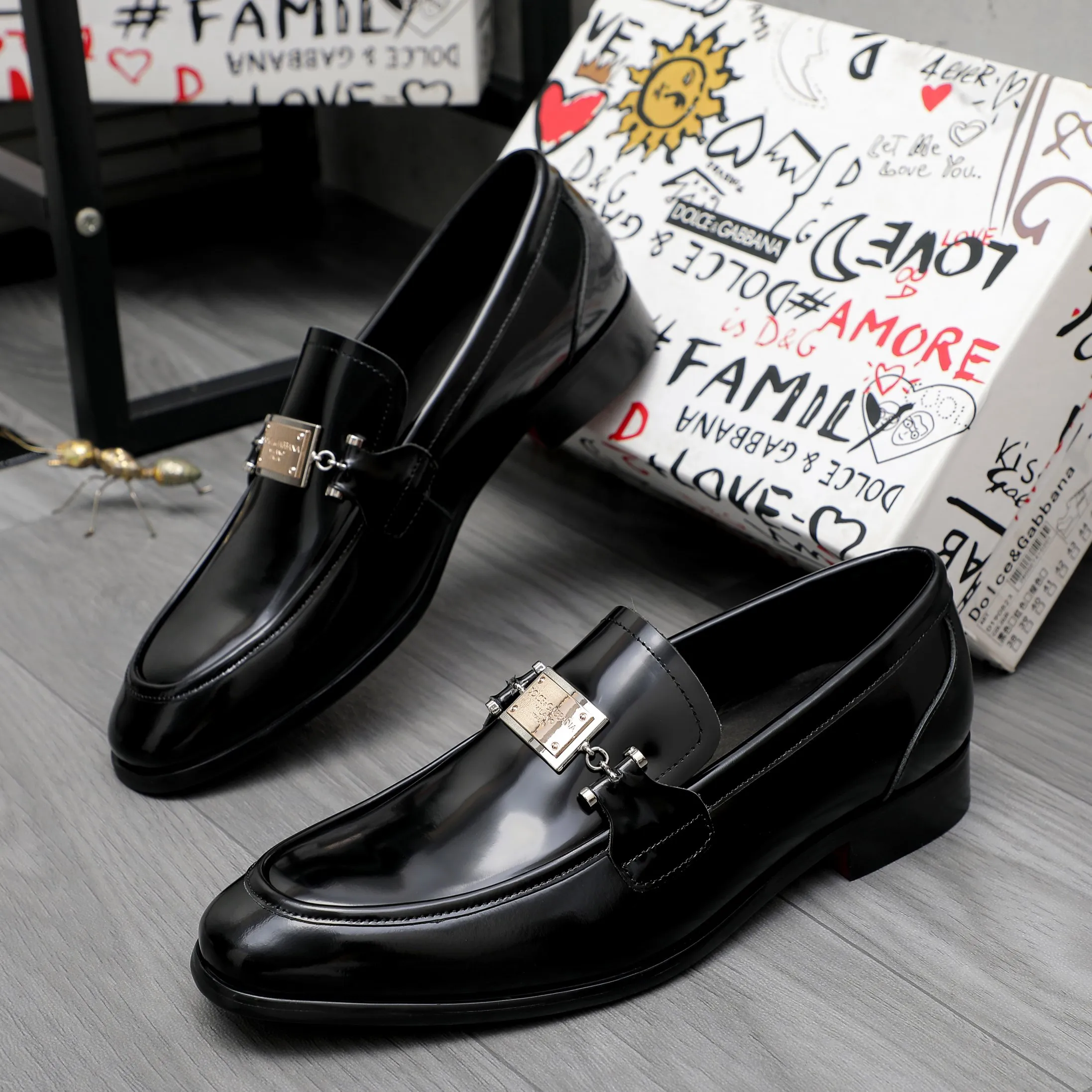 Men's shoes 💰500 Product trademark: DG (Dolce & Gabbana) business casual leather shoes Regular size: 38-45 (45 is custom-made and non-returnable) Product materials: Selected pearlescent cowhide upper, cowhide lining, original outsole